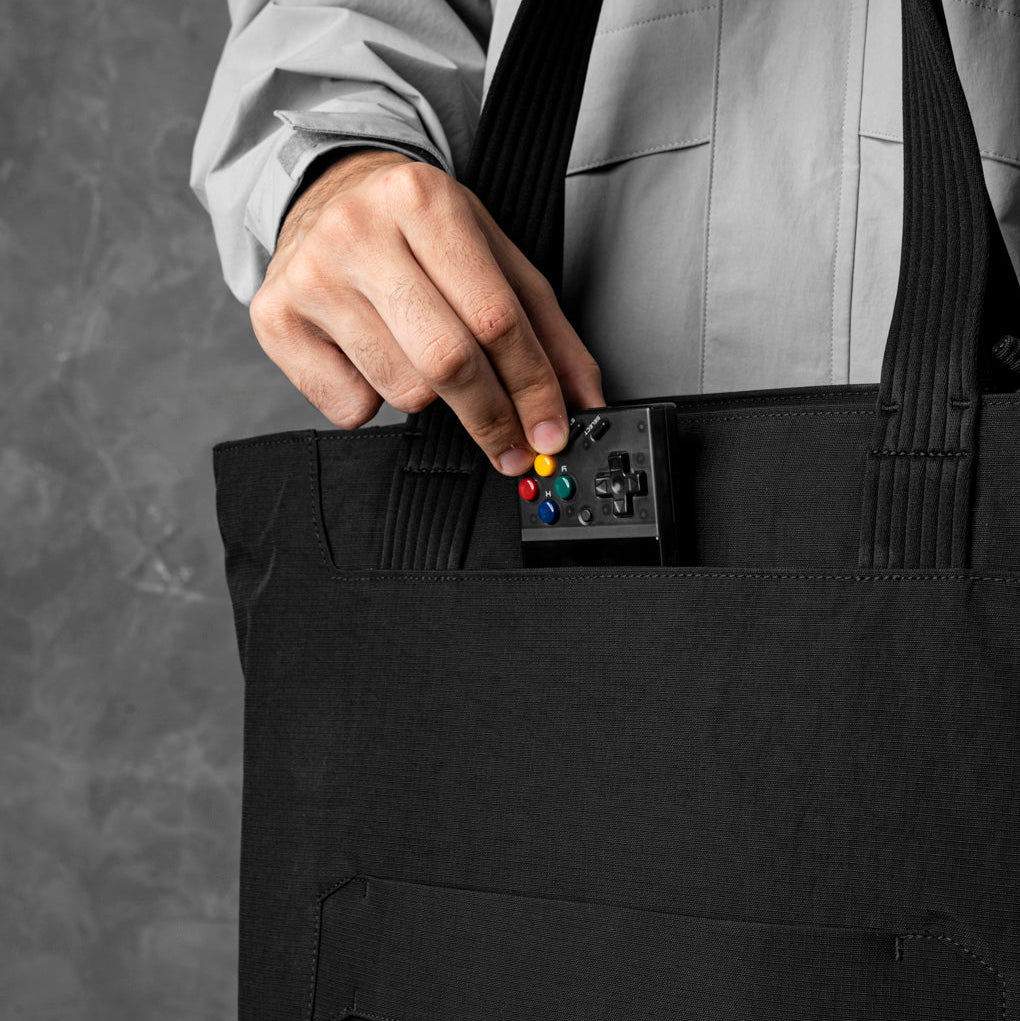 ALPAKA Flight Tote (L) 外部磁吸口袋設計，方便快速取用物品。