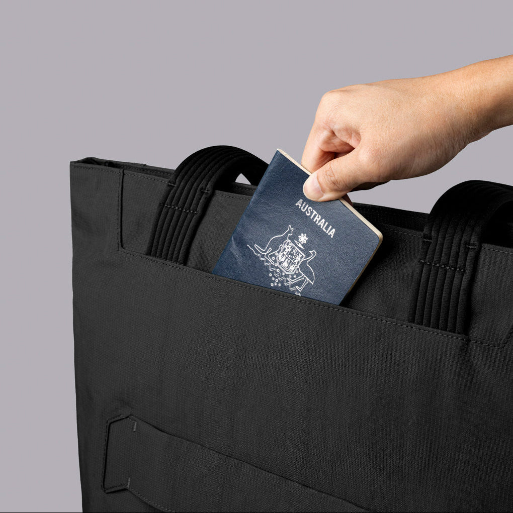 ALPAKA Flight Tote (L) 外部磁吸口袋設計，方便快速取用物品。