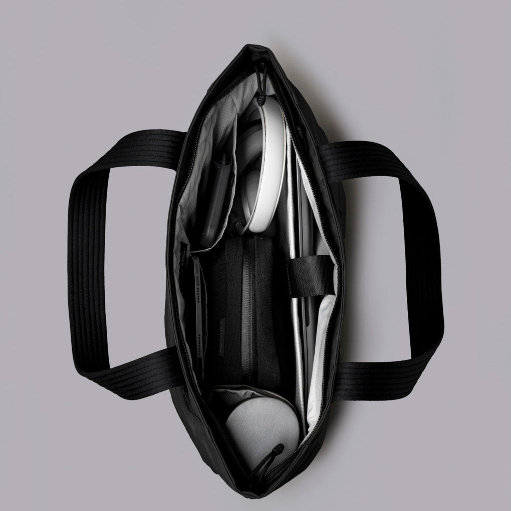 ALPAKA Flight Tote (L) 內部展示，包括 16 吋筆記型電腦隔層與水壺袋。