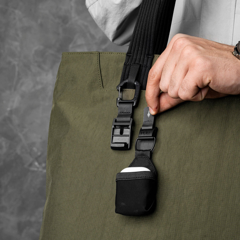 ALPAKA Flight Tote (L) 編織肩帶，提供全天候舒適攜帶體驗。