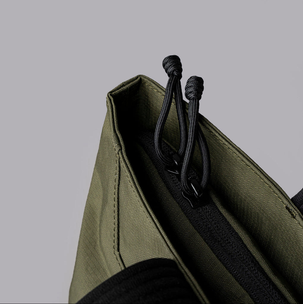 ALPAKA Flight Tote (L) 內部展示，包括 16 吋筆記型電腦隔層與水壺袋。