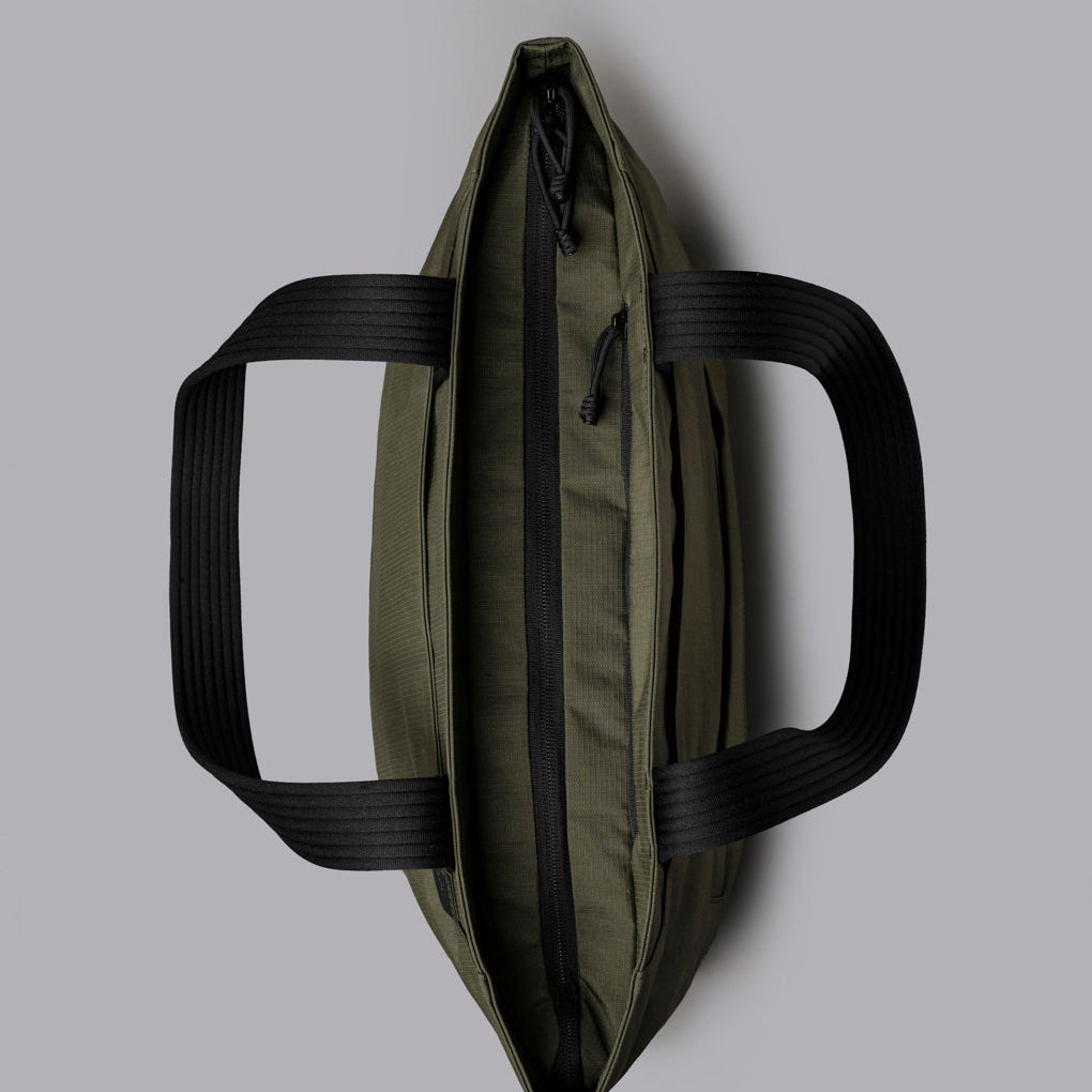 ALPAKA Flight Tote (L) 內部展示，包括 16 吋筆記型電腦隔層與水壺袋。