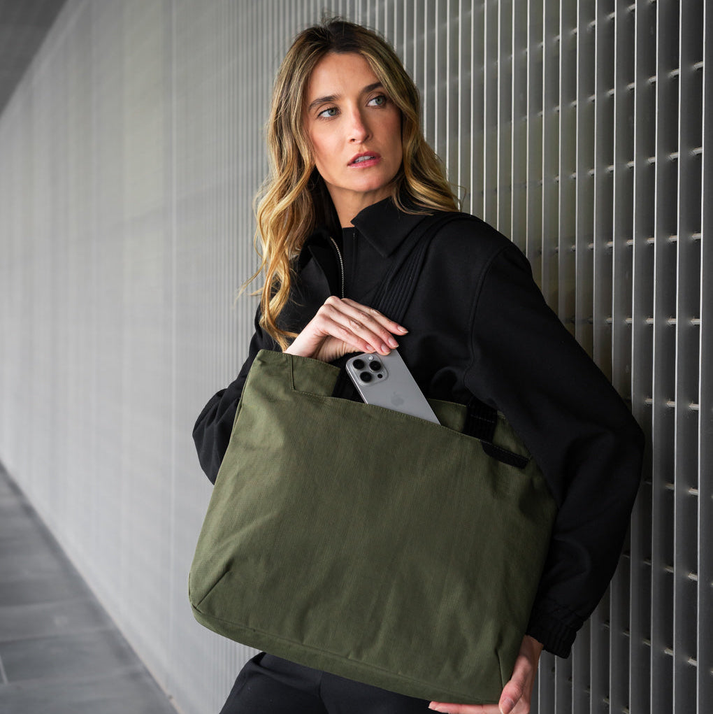 ALPAKA Flight Tote (L) 展示行李通道設計，方便固定於行李箱手柄上。