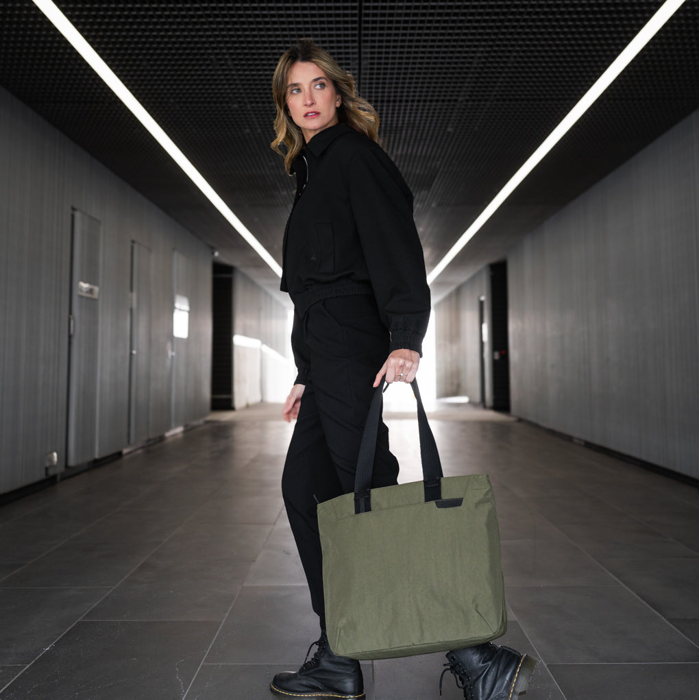 ALPAKA Flight Tote (L) 展示行李通道設計，方便固定於行李箱手柄上。