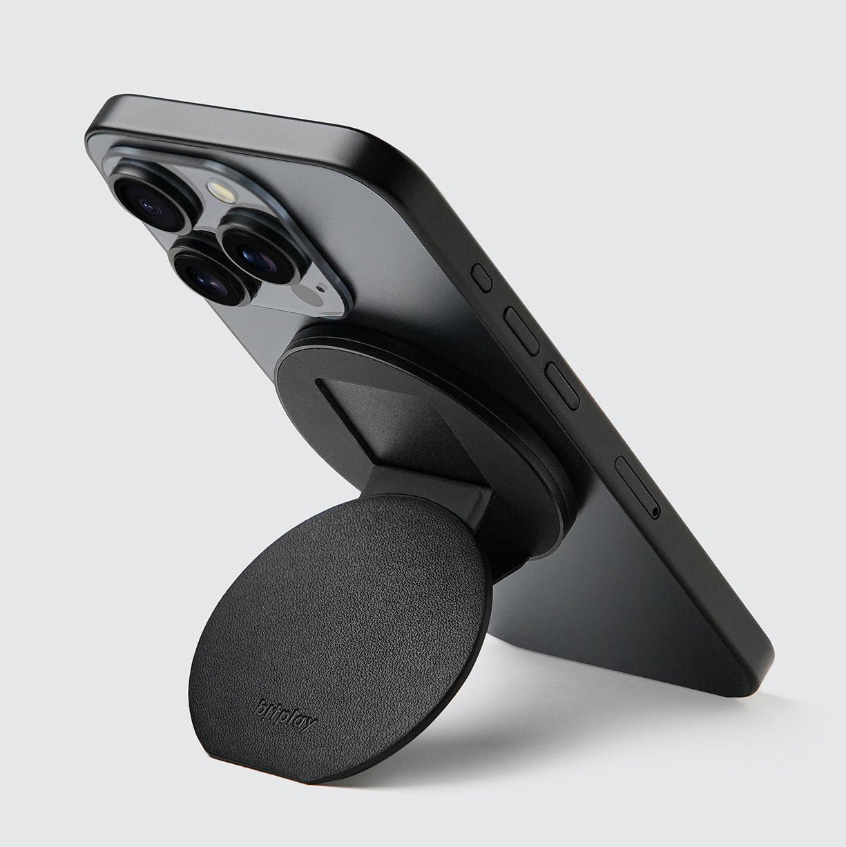 BITPLAY Magnetic Phone Grip 展示其強力吸附功能，確保手機安全固定。