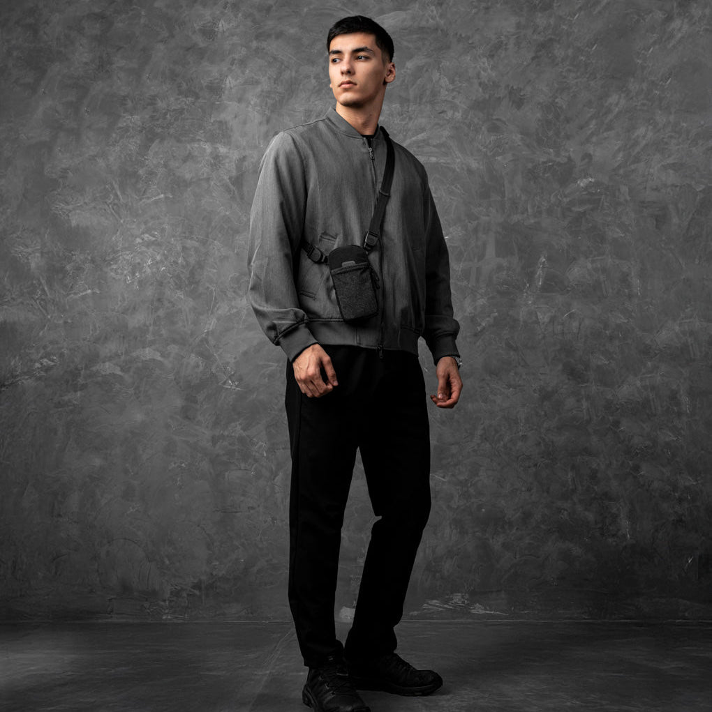 ALPAKA Modular Shoulder Pocket Slim 可斜挎、掛於腰帶或固定於背包的多功能設計。