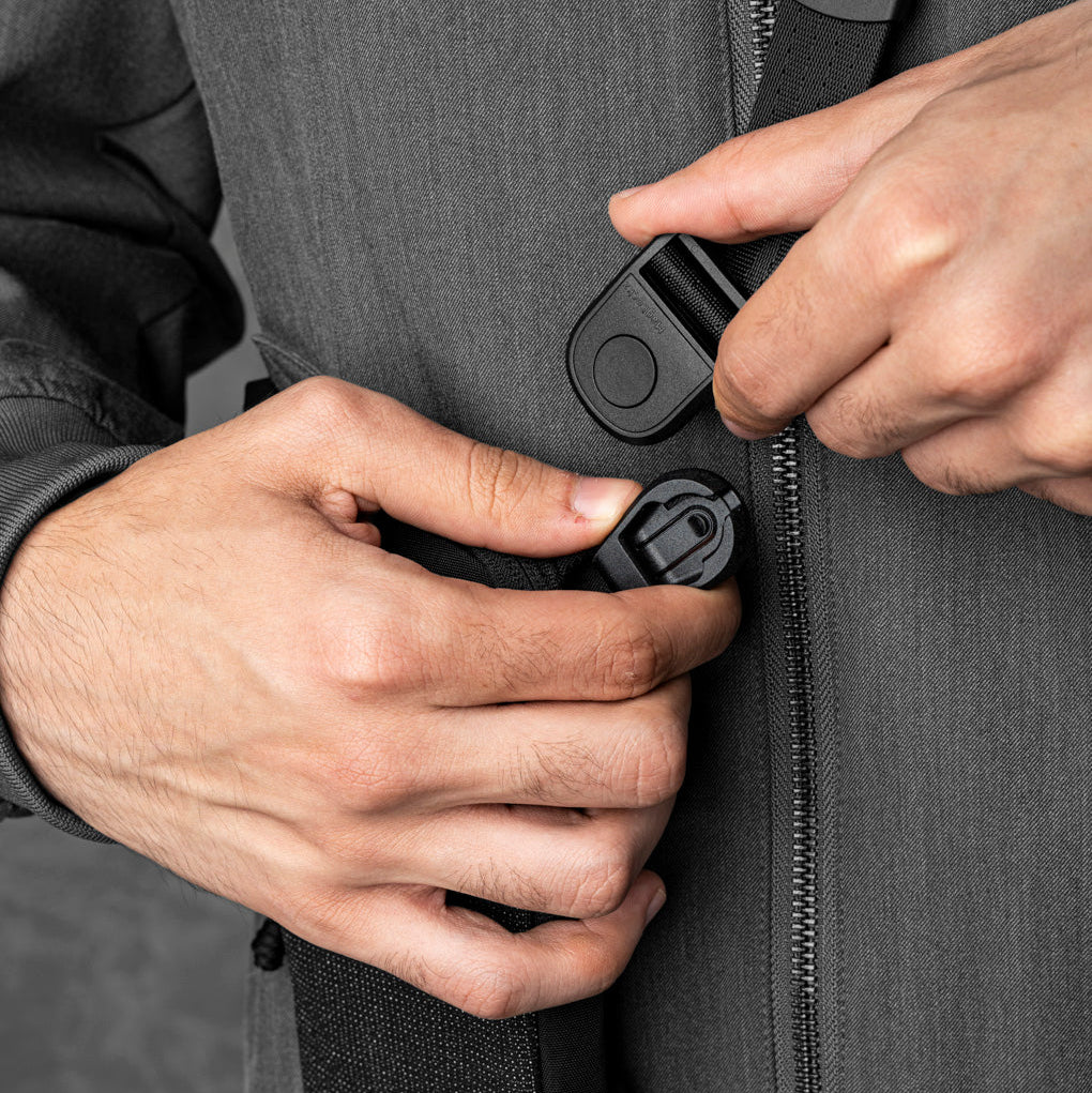 ALPAKA Modular Shoulder Pocket Slim 背部快速取用卡套設計，可容納 4 張卡片。