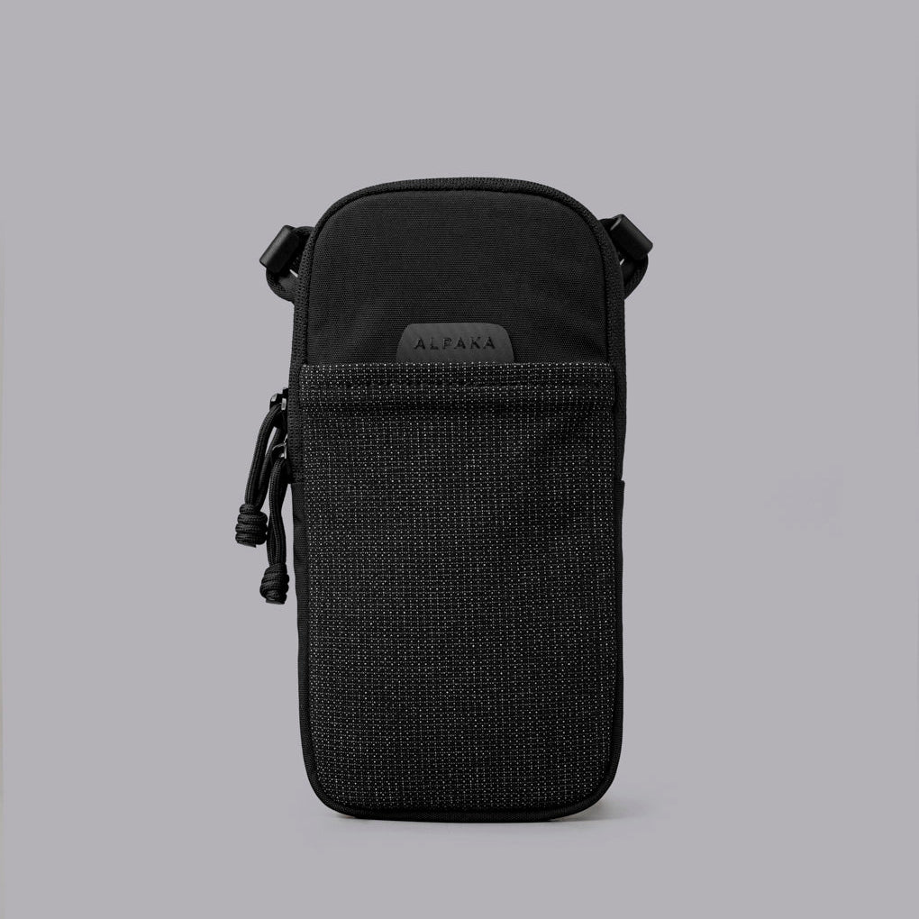 ALPAKA Modular Shoulder Pocket Slim 黑色款，展示輕巧外觀與模組化設計。