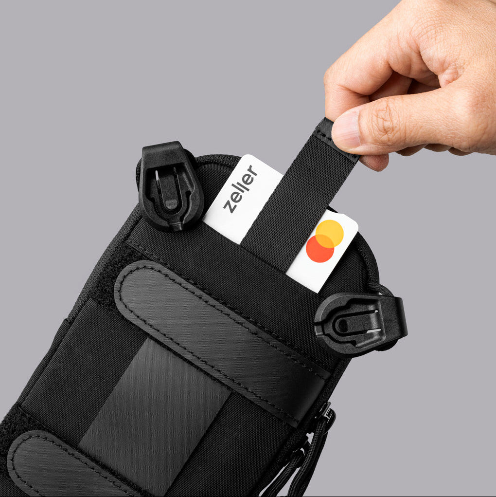 ALPAKA Modular Shoulder Pocket Slim 背部快速取用卡套設計，可容納 4 張卡片。