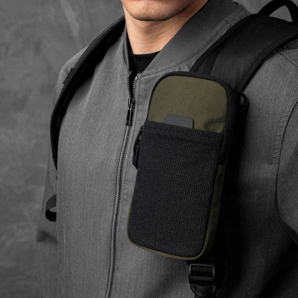ALPAKA Modular Shoulder Pocket Slim 可斜挎、掛於腰帶或固定於背包的多功能設計。