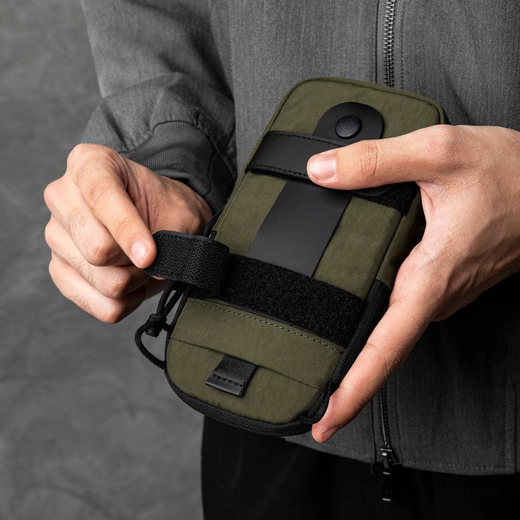 ALPAKA Modular Shoulder Pocket Slim 可斜挎、掛於腰帶或固定於背包的多功能設計。