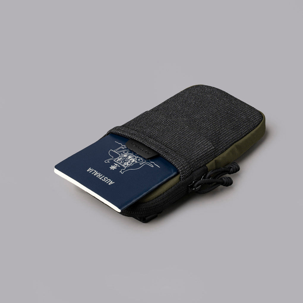 ALPAKA Modular Shoulder Pocket Slim 黑色款，展示輕巧外觀與模組化設計。