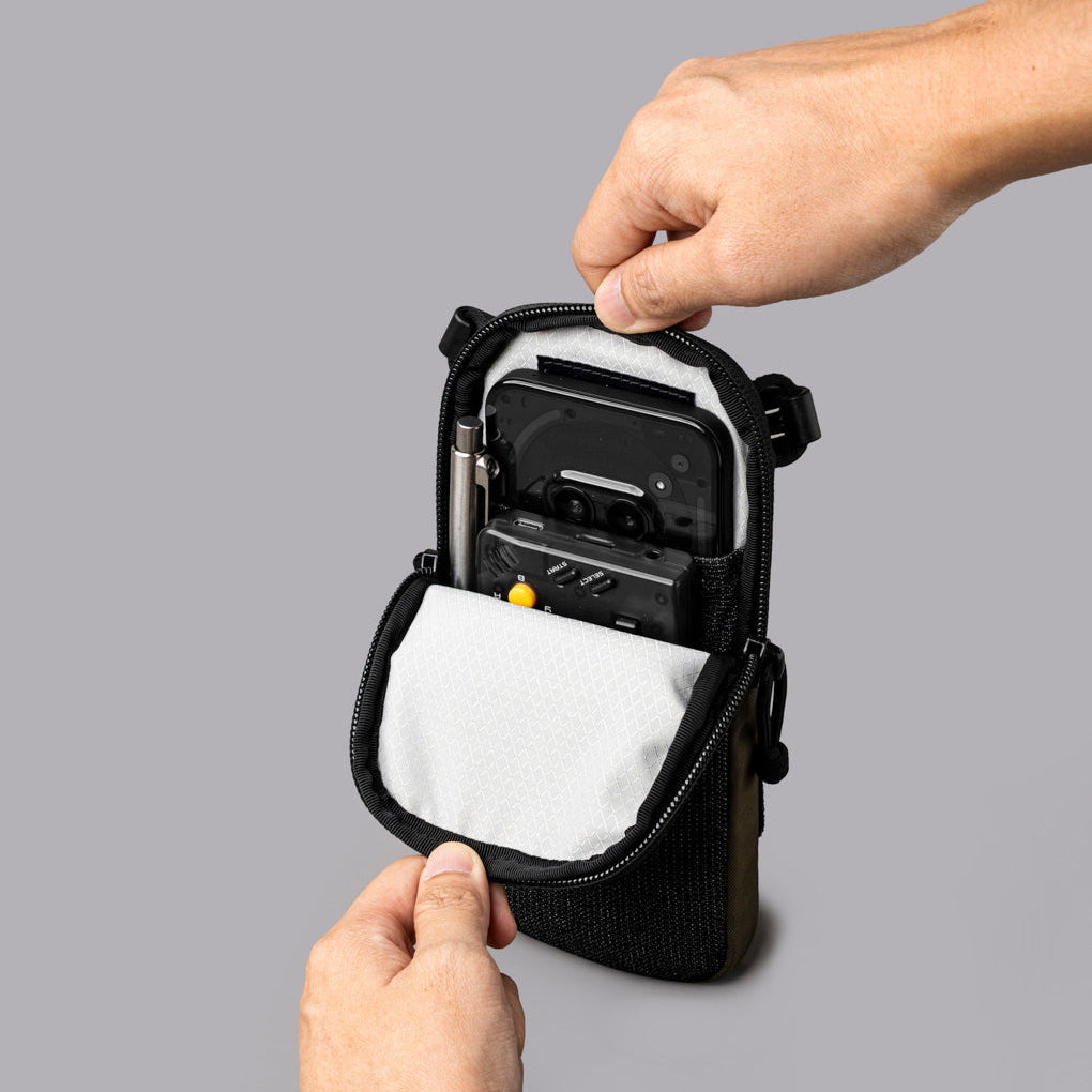 ALPAKA Modular Shoulder Pocket Slim 的內部主隔層及伸縮手機套功能。