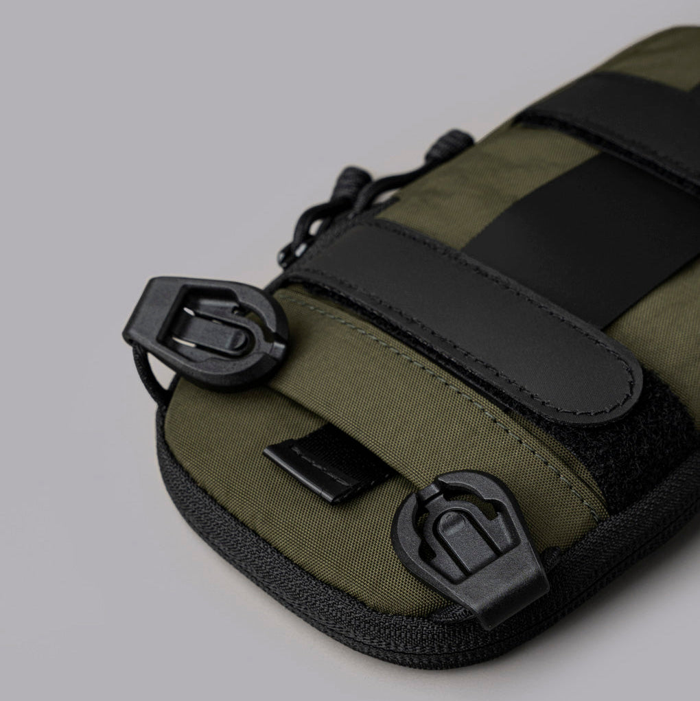 展示 Axoflux 400D 防潑水尼龍材質，適合全天候使用。