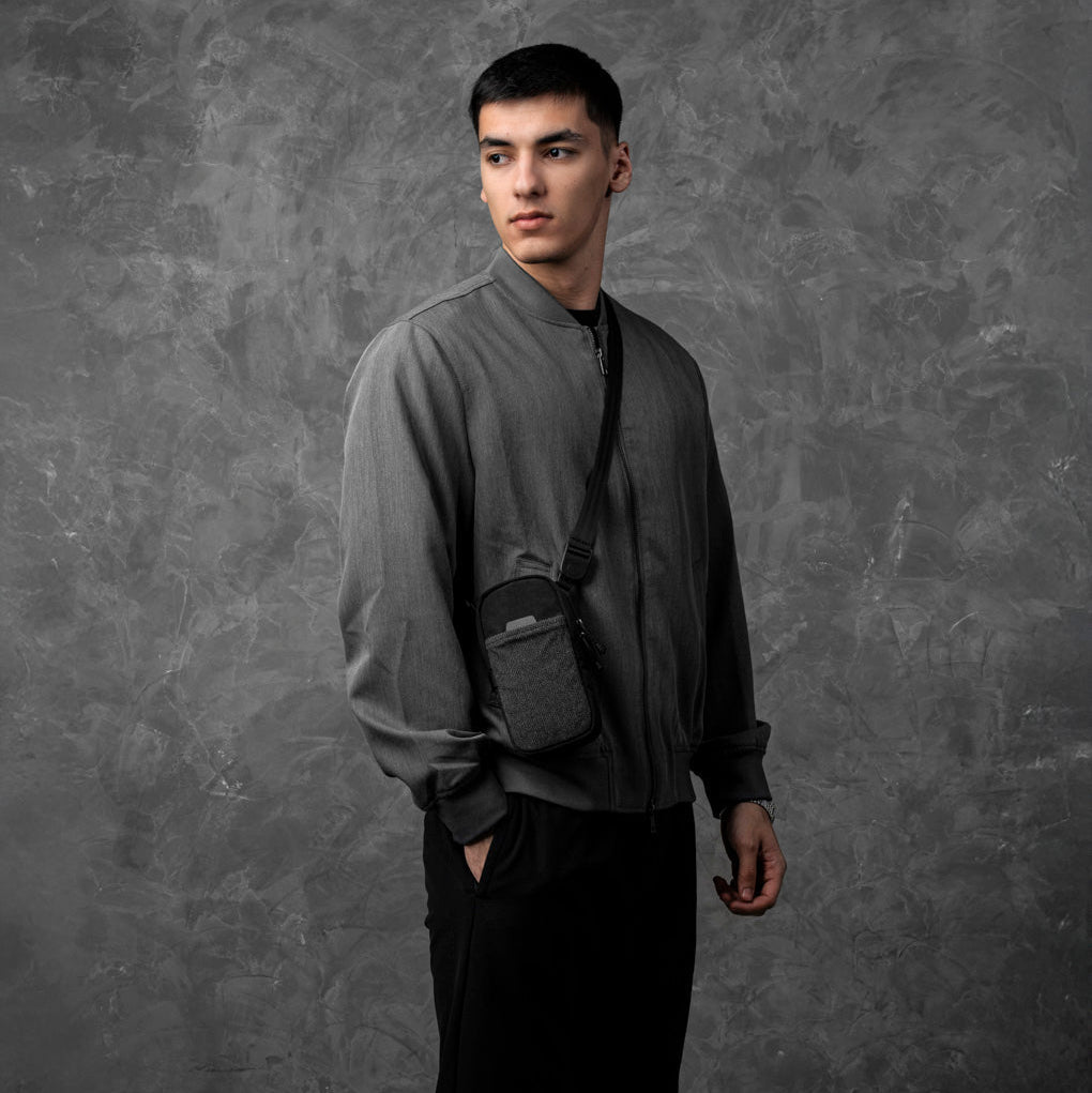 ALPAKA Modular Shoulder Pocket Max 黑色款，展示其模組化設計與多功能收納空間。