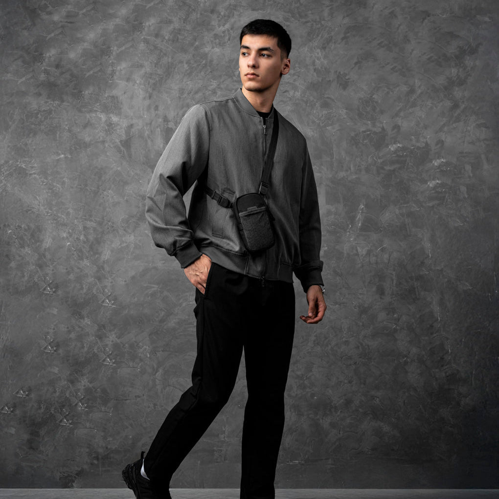 ALPAKA Modular Shoulder Pocket Max 黑色款，展示其模組化設計與多功能收納空間。