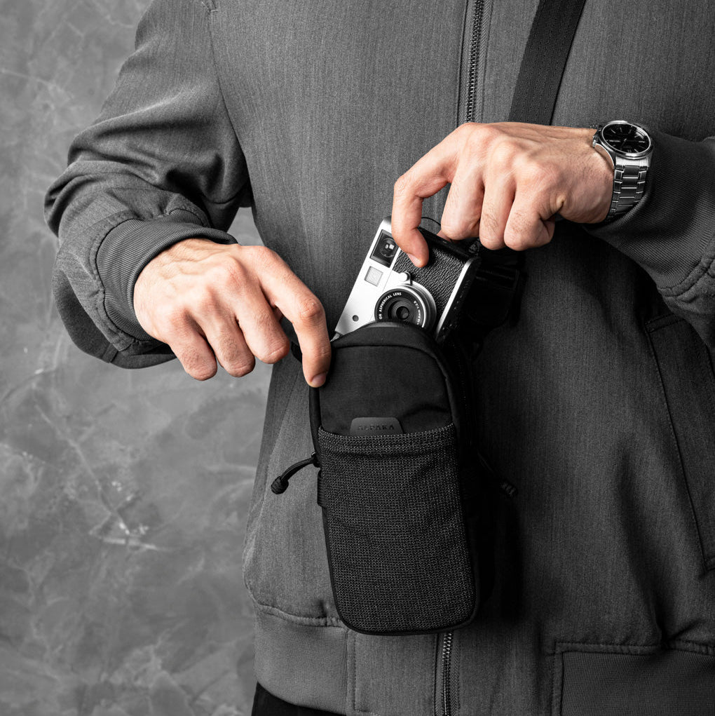 ALPAKA Modular Shoulder Pocket Max 的主隔層及內部伸縮袋功能。