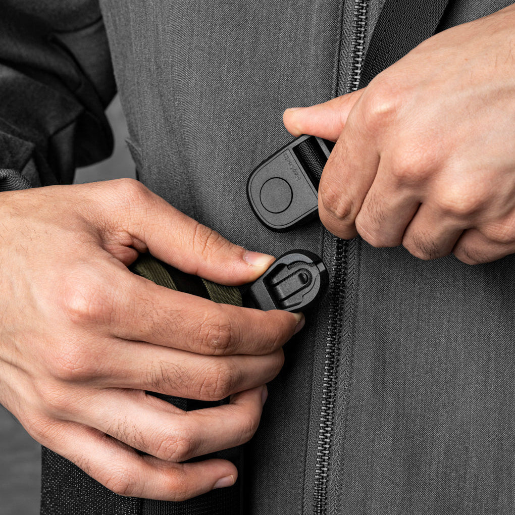 ALPAKA Modular Shoulder Pocket Max 背部快速卡片套設計，可存放 4 張卡片。