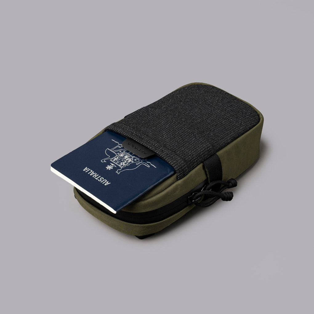 Axoflux 400D 防潑水尼龍與 YKK AquaGuard 防水拉鏈，提供全天候保護。