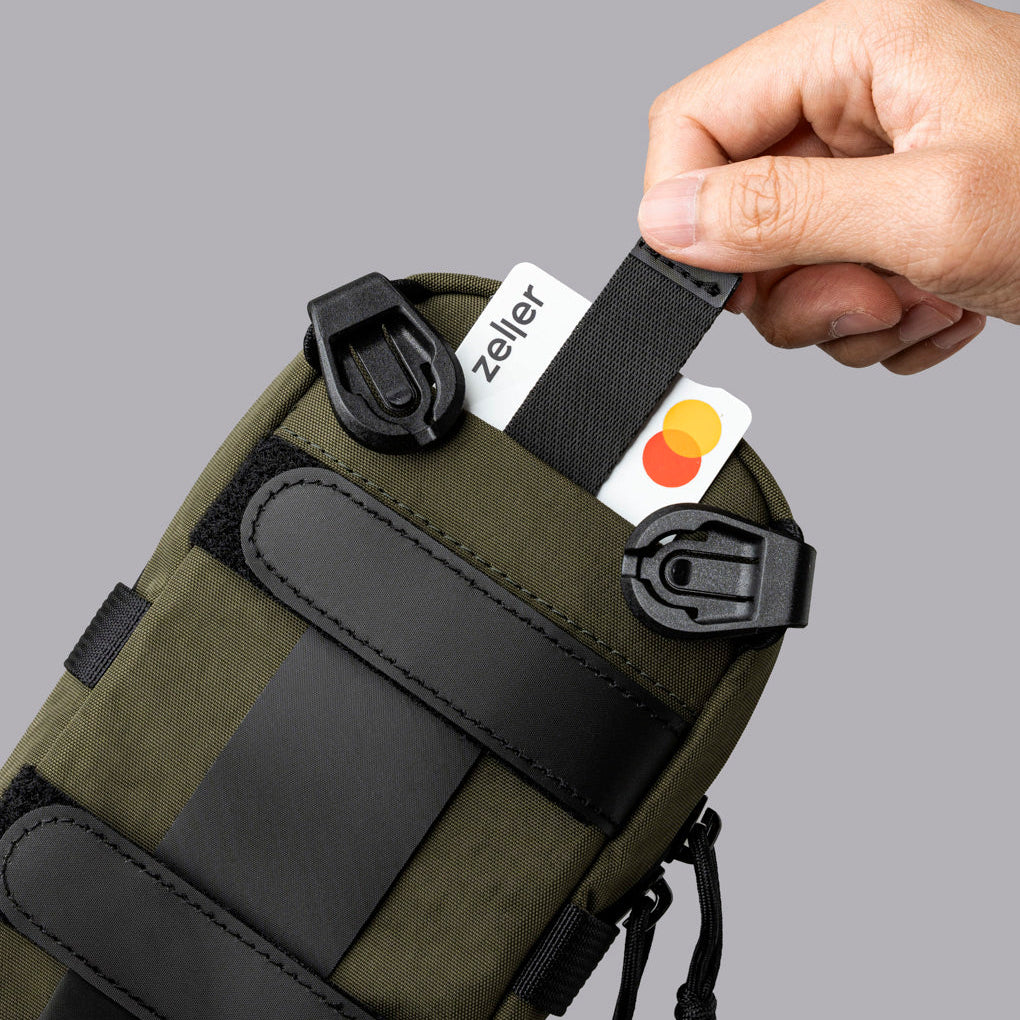 ALPAKA Modular Shoulder Pocket Max 背部快速卡片套設計，可存放 4 張卡片。