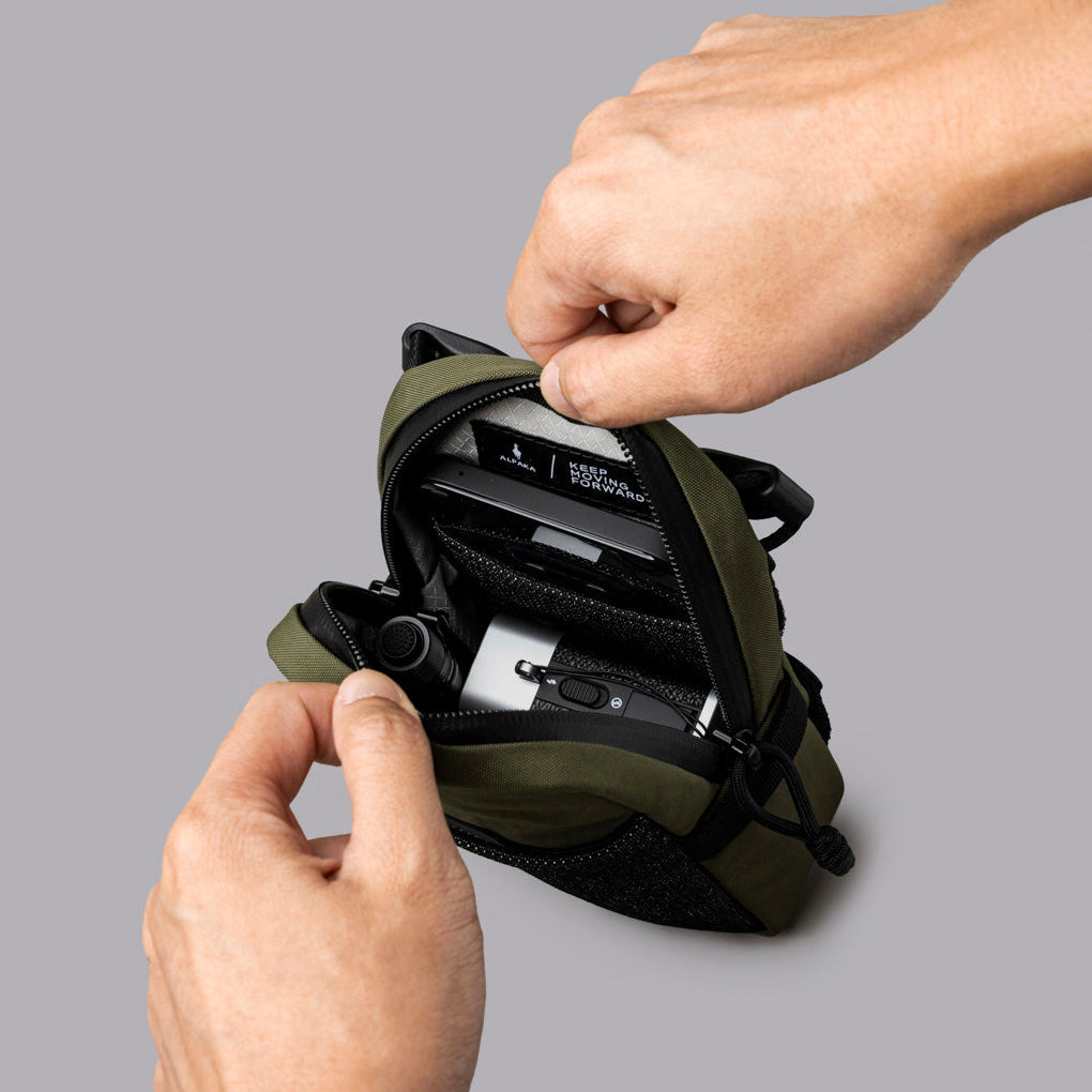 展示 Modular Shoulder Pocket Max 的主隔層及內部伸縮袋功能。