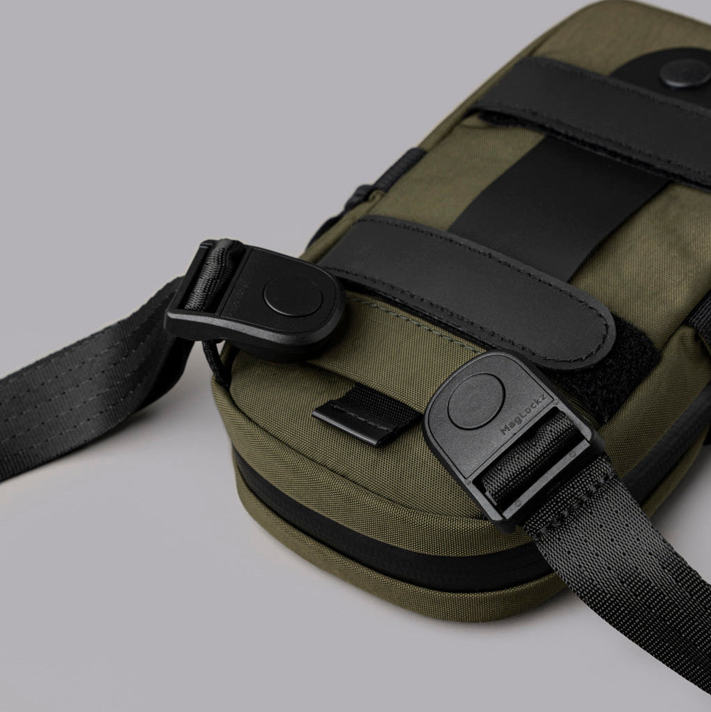 Axoflux 400D 防潑水尼龍與 YKK AquaGuard 防水拉鏈，提供全天候保護。