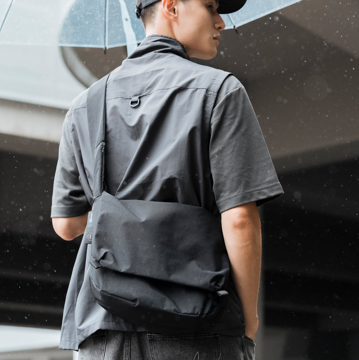 BITPLAY Essential 6.5L Messenger Bag的三點式背帶設計，行動中保持穩定佩戴效果。