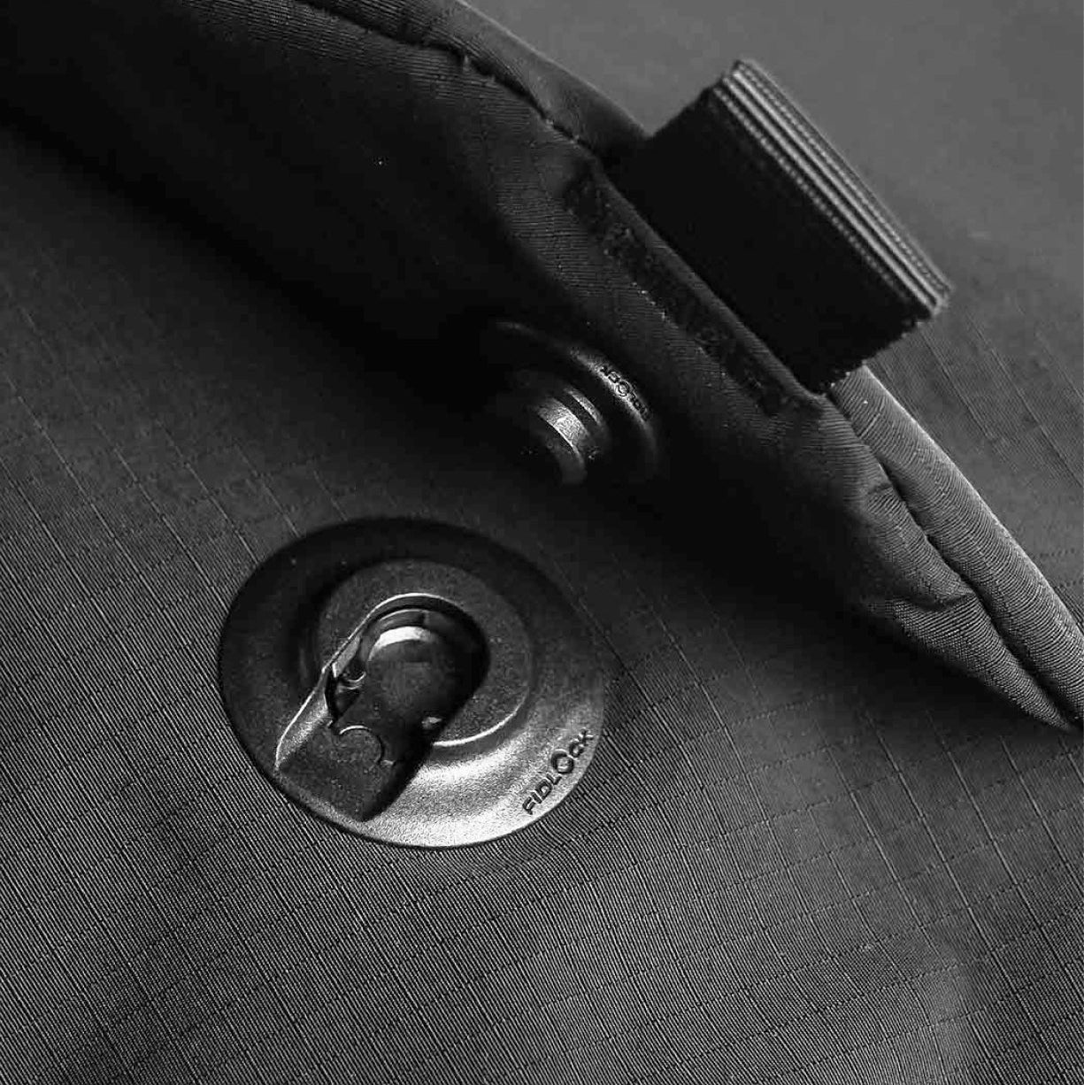 BITPLAY Messenger Bag 的 Fidlock 磁吸扣環，提供快速開合體驗。