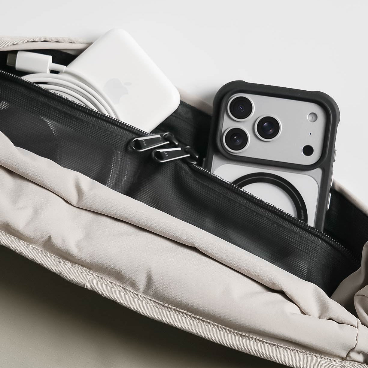 BITPLAY Messenger Bag 多功能內部隔層，含 iPad 保護層與網格隔層。