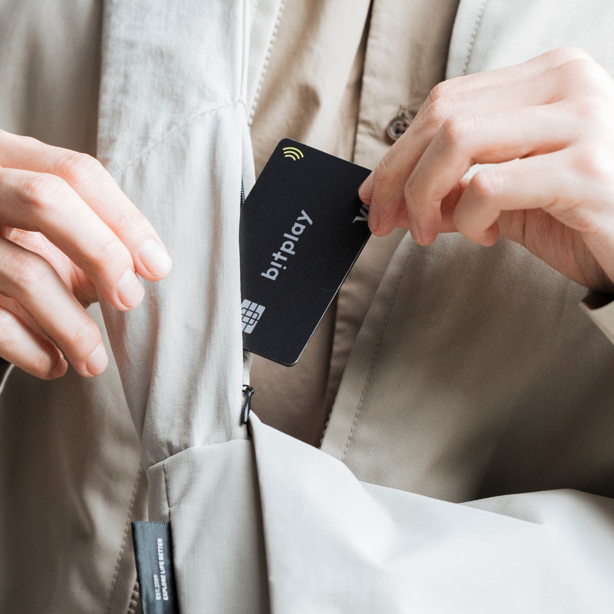 BITPLAY Messenger Bag 多功能內部隔層，含 iPad 保護層與網格隔層。