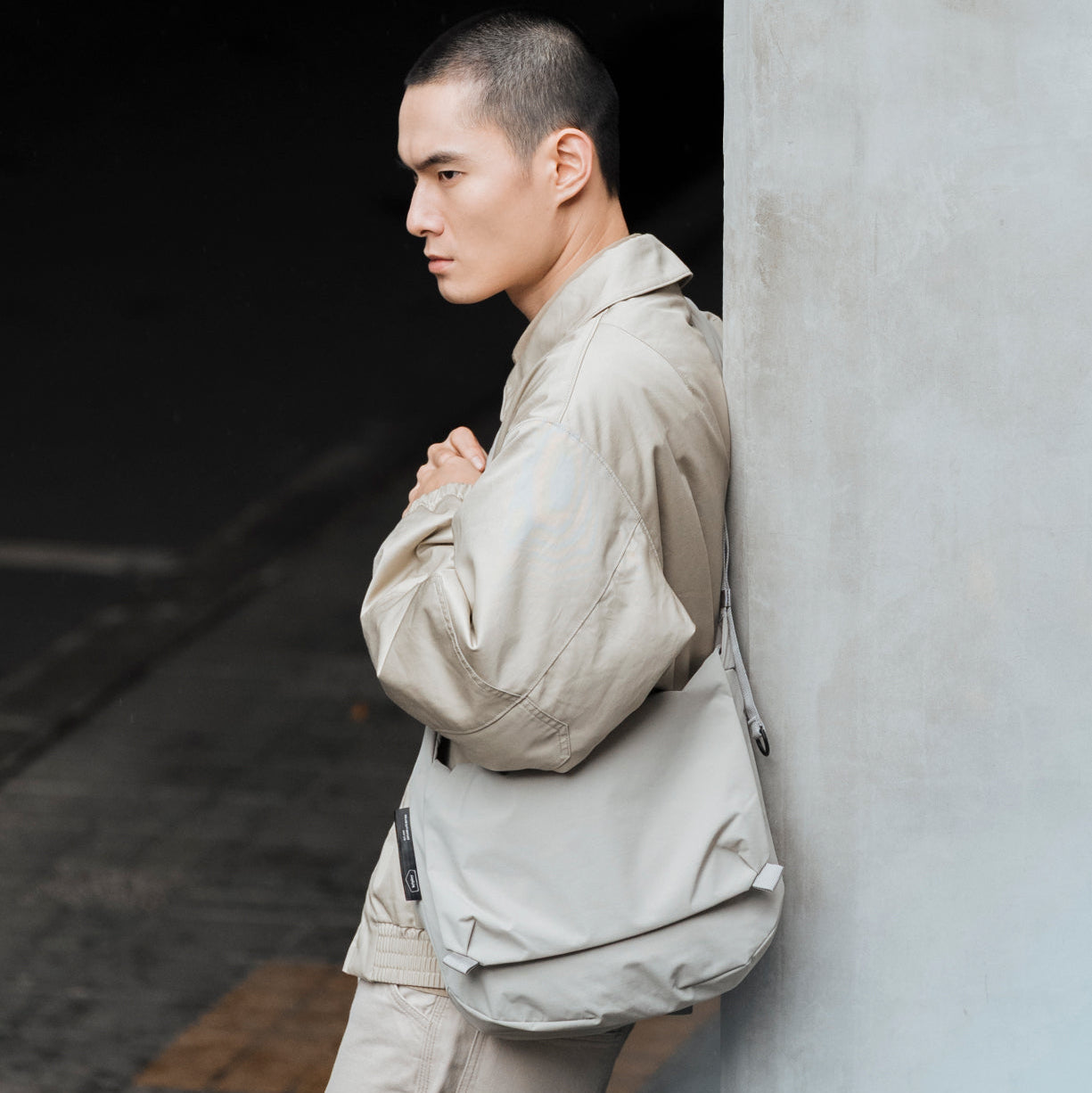 BITPLAY Messenger Bag 的三點式背帶設計，行動中保持穩定佩戴效果。
