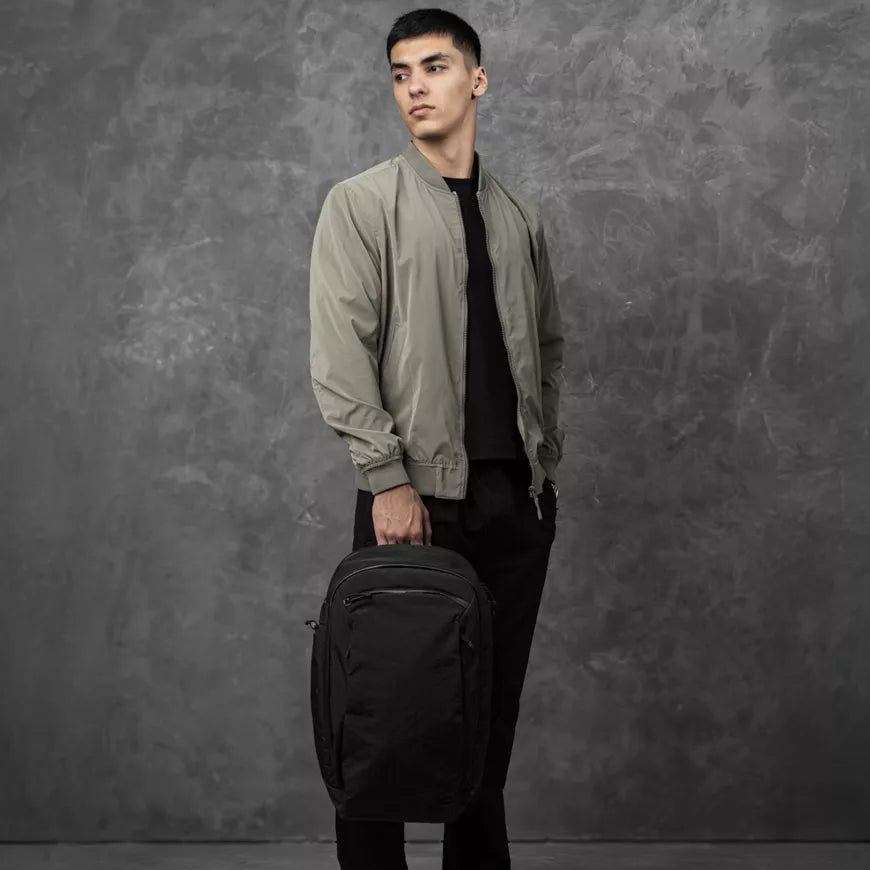 ALPAKA Traverse Backpack 30L，展示其行李通道功能，適合旅行使用。