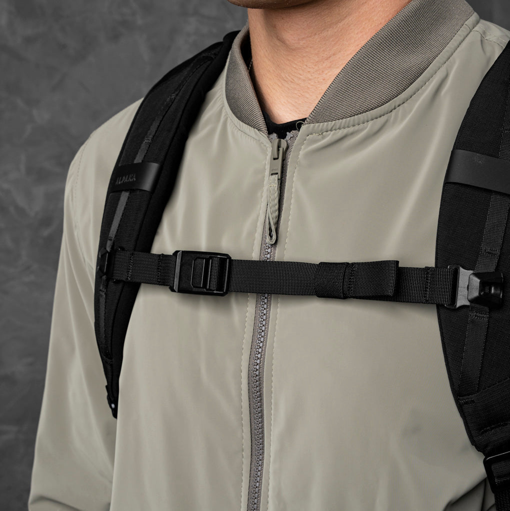 ALPAKA Traverse Backpack 30L 背部快乾 X-Grid 網布背板與 EVA 泡棉肩帶，提供全天舒適感。