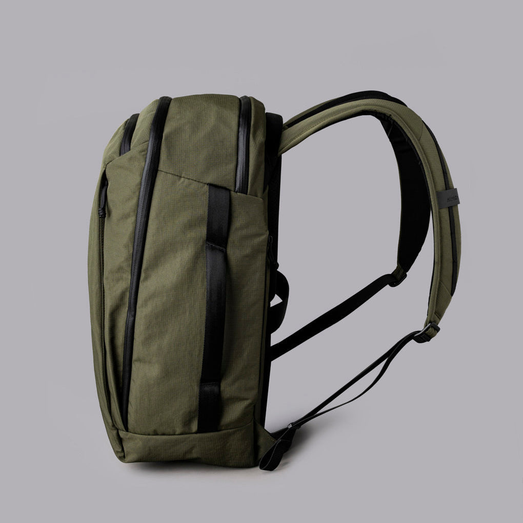 ALPAKA Traverse Backpack 30L 背部快乾 X-Grid 網布背板與 EVA 泡棉肩帶，提供全天舒適感。