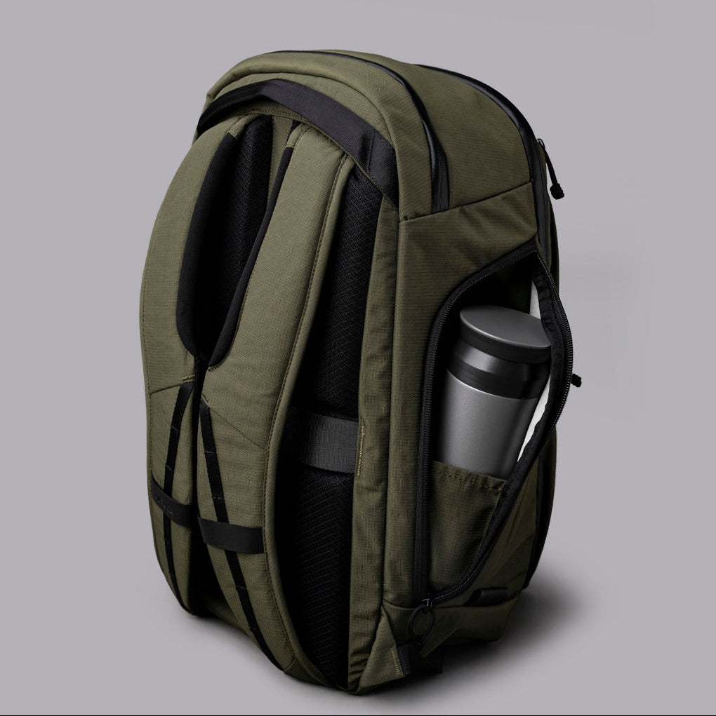 ALPAKA Traverse Backpack 30L，多層內部隔層設計，包含筆插、拉鏈袋與筆電隔層。