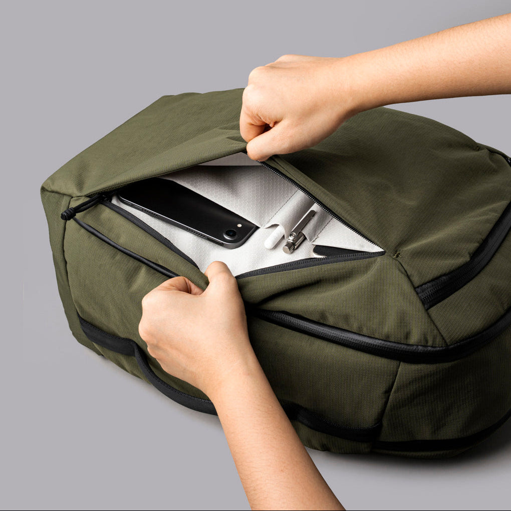 ALPAKA Traverse Backpack 30L，多層內部隔層設計，包含筆插、拉鏈袋與筆電隔層。