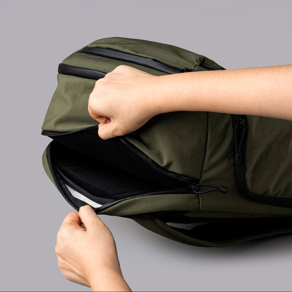 ALPAKA Traverse Backpack 30L，多層內部隔層設計，包含筆插、拉鏈袋與筆電隔層。