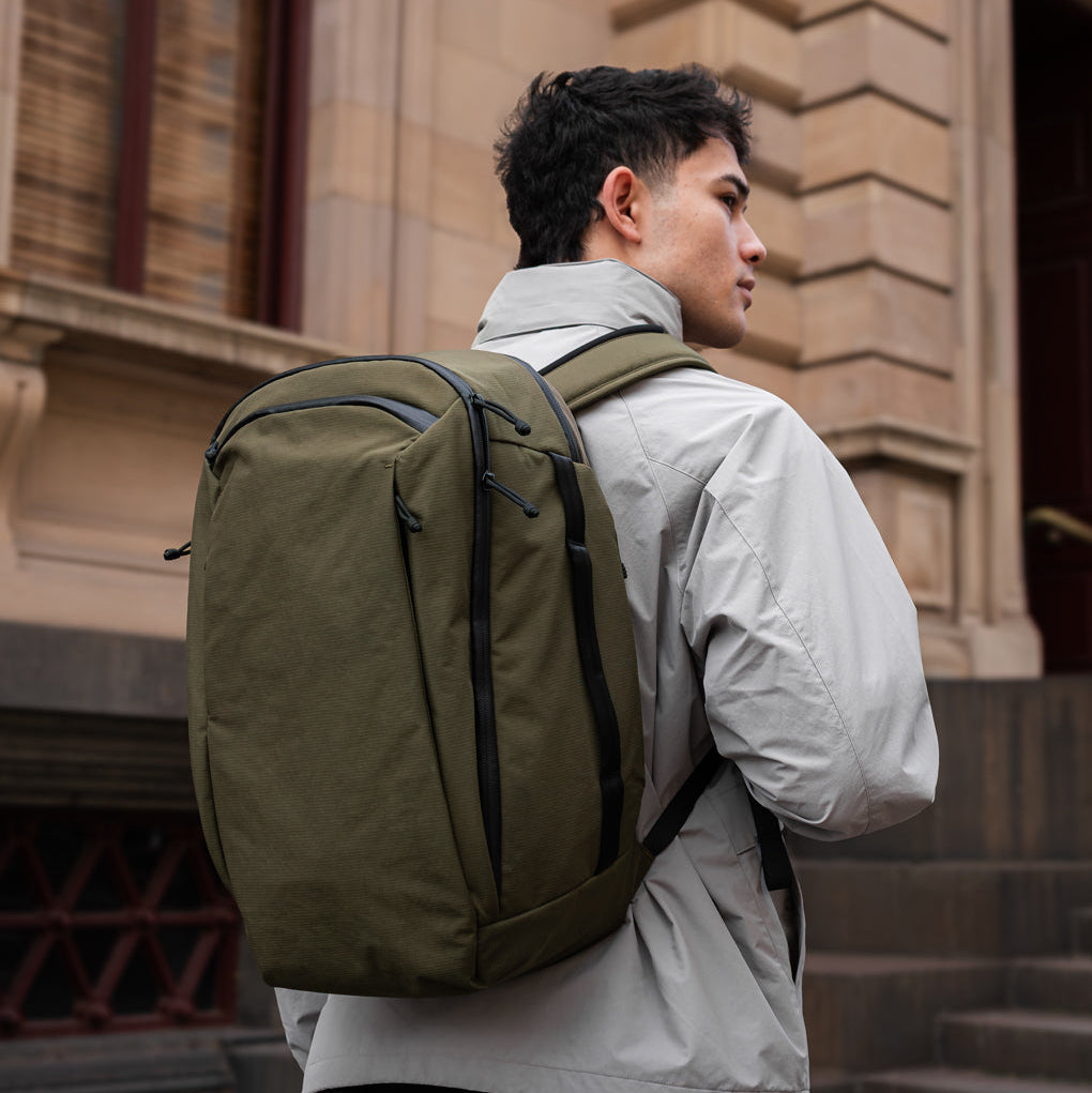 ALPAKA Traverse Backpack 30L，展示其行李通道功能，適合旅行使用。