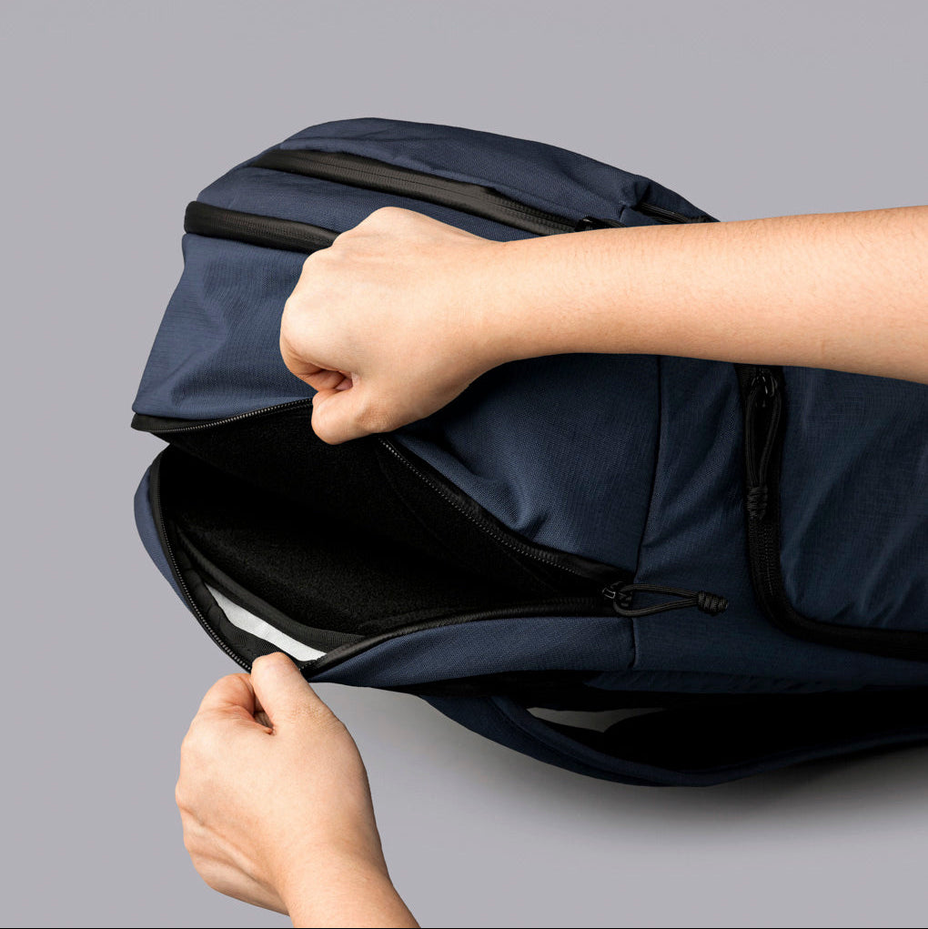 ALPAKA Traverse Backpack 30L，多層內部隔層設計，包含筆插、拉鏈袋與筆電隔層。