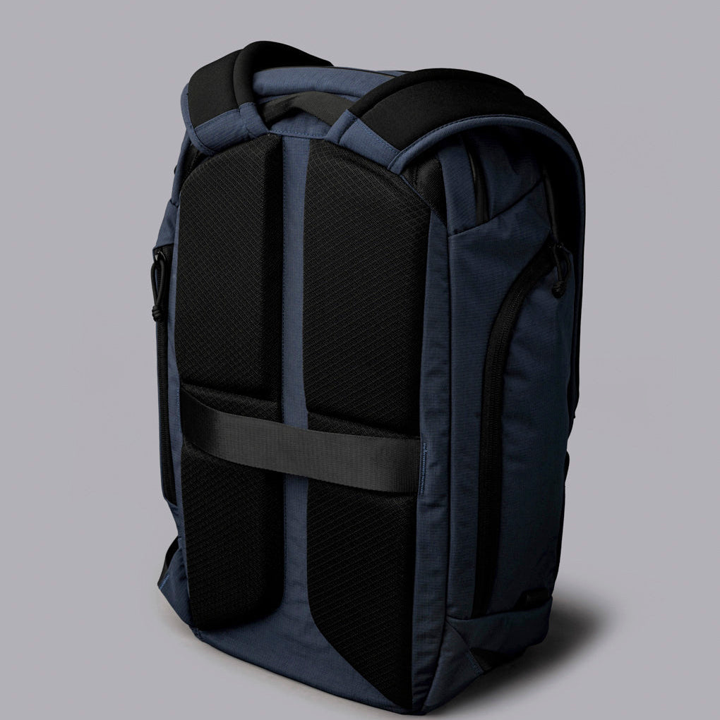 ALPAKA Traverse Backpack 30L 背部快乾 X-Grid 網布背板與 EVA 泡棉肩帶，提供全天舒適感。