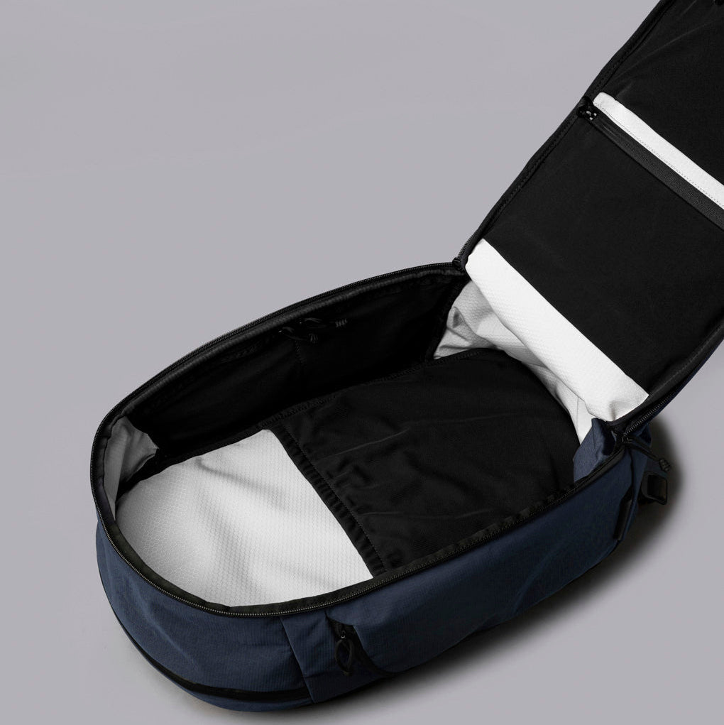 ALPAKA Traverse Backpack 30L，多層內部隔層設計，包含筆插、拉鏈袋與筆電隔層。