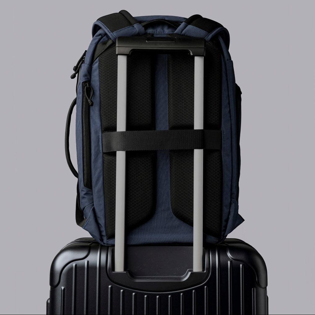 ALPAKA Traverse Backpack 30L，展示其行李通道功能，適合旅行使用。