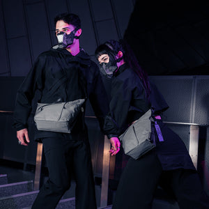 ALPAKA Flow Satchel，採用 Axogrid 100D Apex 面料與 YKK 防水拉鏈，展示防水性能。