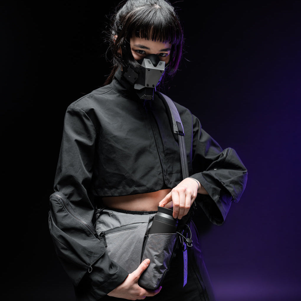 ALPAKA Flow Satchel，採用 Axogrid 100D Apex 面料與 YKK 防水拉鏈，展示防水性能。