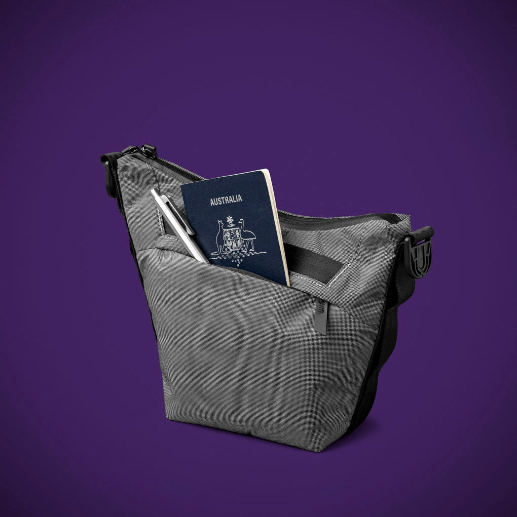 ALPAKA Flow Satchel，展示紫色內襯及多分隔收納空間。