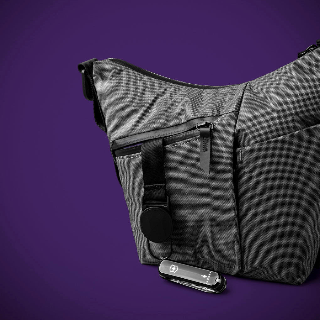 ALPAKA Flow Satchel，展示紫色內襯及多分隔收納空間。