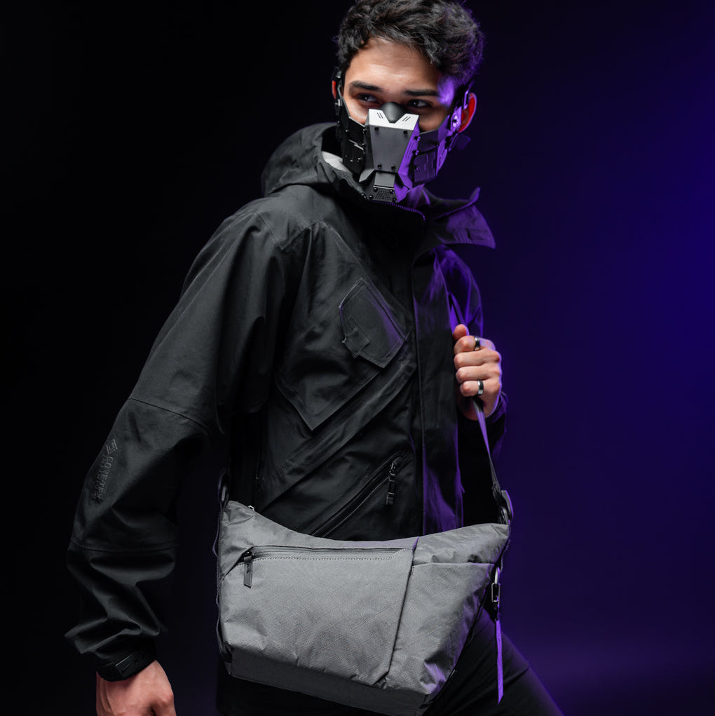 ALPAKA Flow Satchel，採用 Axogrid 100D Apex 面料與 YKK 防水拉鏈，展示防水性能。