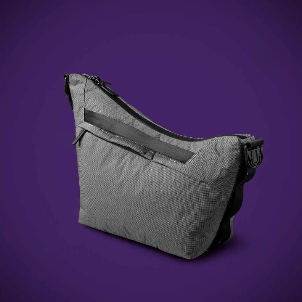 ALPAKA Flow Satchel - Cyber Edition 系列（2L & 4L），限量版防水科技斜挎包展示。