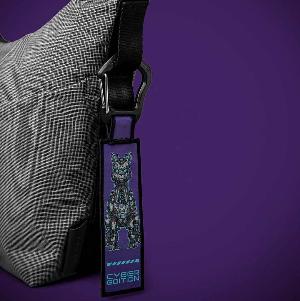 ALPAKA Flow Satchel，專屬飛行吊牌設計，增添科技美學細節。