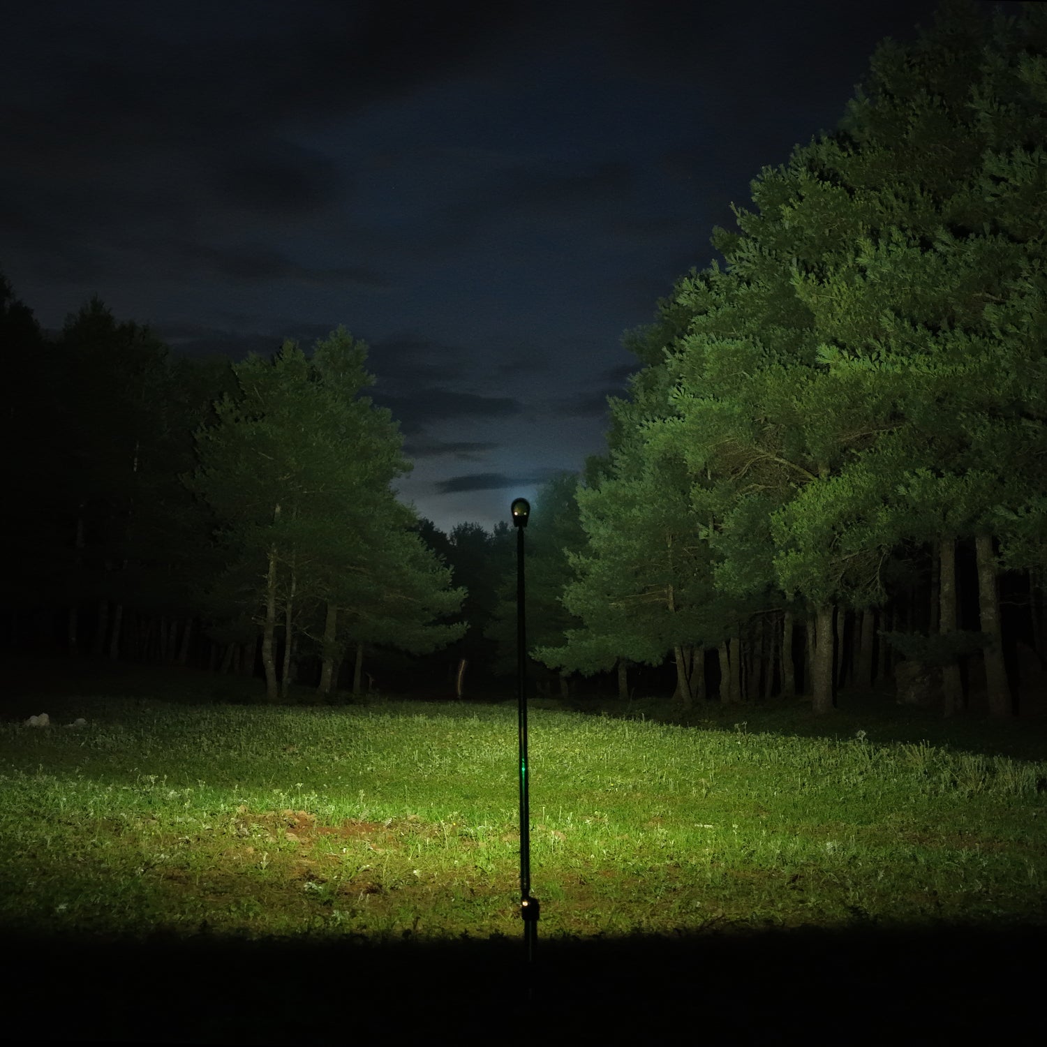 ouTask TD2 戶外燈，1500流明超亮聚光燈，適合夜間活動。